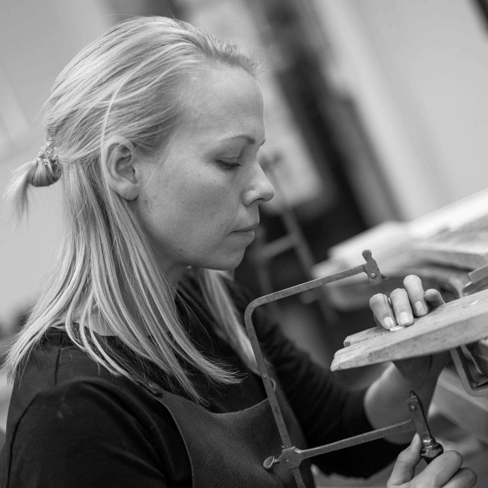 Gullsmed Anne Kristin lager smykker til Ekenberg Scandinavia